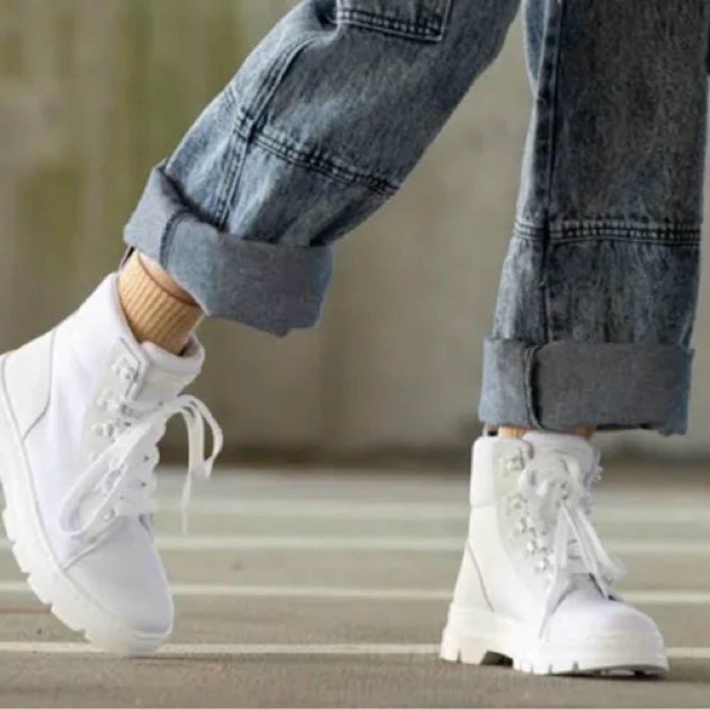 *DR. MARTENS* White Combs Poly Combat Boots Size 9